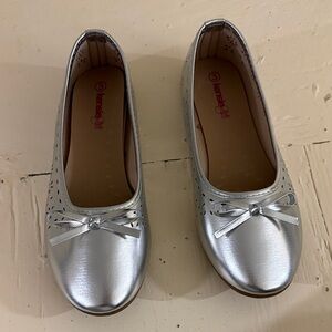 Kensie Girl Metallic Silver Bow Flats